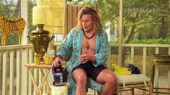 Actor Tony Cavalero on His Latest Role as "Hans" for Underwear Brand, Hanes - video Dailymotion