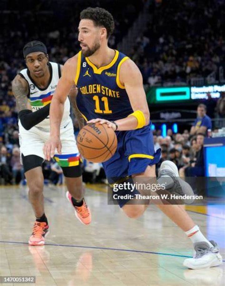 Klay Thompson Net Worth & Houses Klay Thompson dribbling in NBA