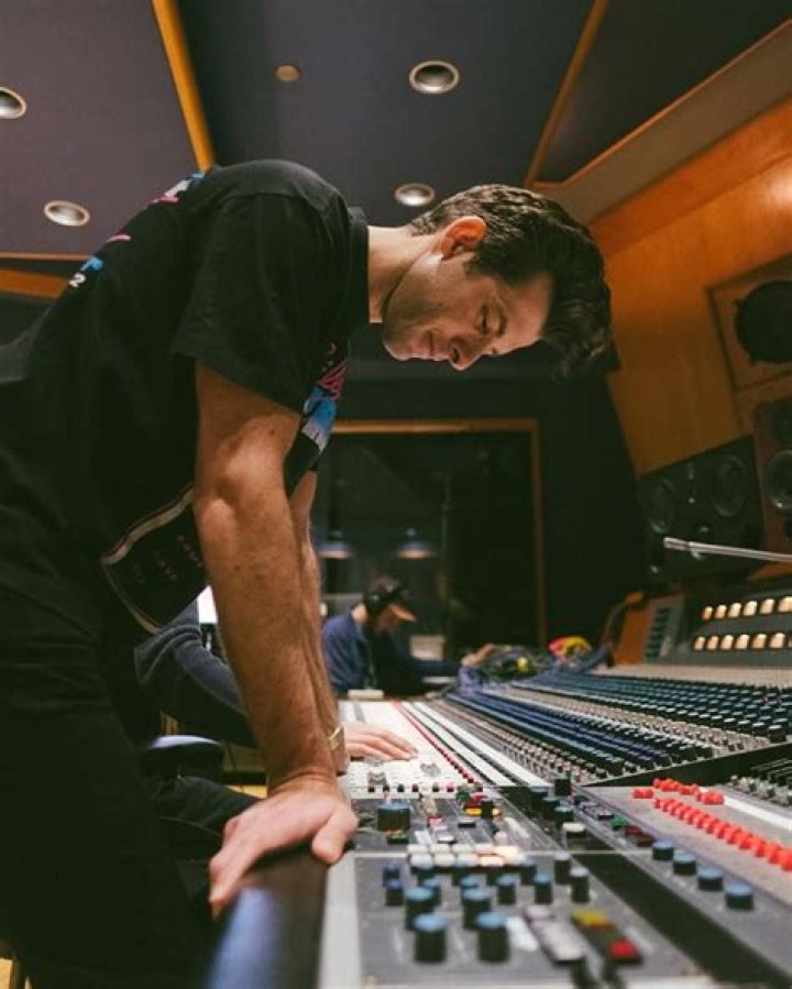 Mark Ronson performs Don't Leave Me Lonely with YEBBA in acoustic session at Glastonbury 2019 - Yebba Live