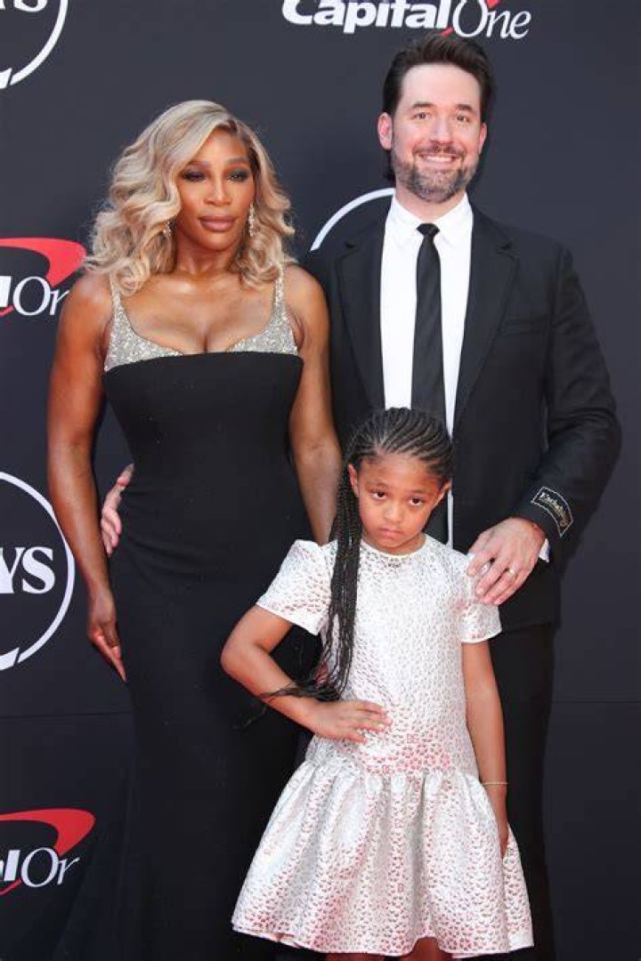 Serena Williams and Kid Alexis Snapped Enjoying a Poolside Summer Day Serena Williams and Kid Alexis Snapped Enjoying a Poolside Summer Day